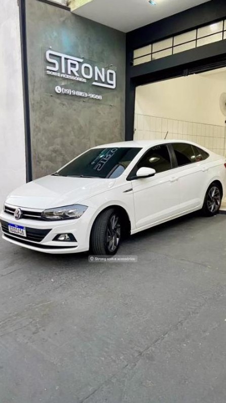 Fachada da Strong Som e Acessórios com VW Virtus na entrada