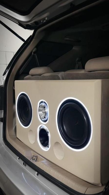 Caixa de som sob medida com iluminação no porta-malas de uma Toyota SW4