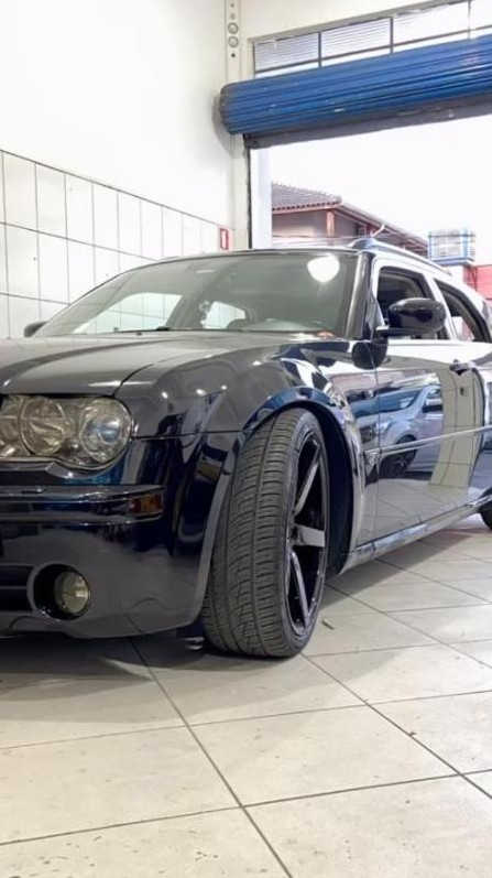 Chrysler 300C preto na loja