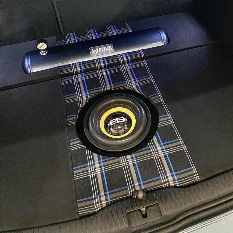 Porta-malas de VW Golf com subwoofer e tecido xadrez