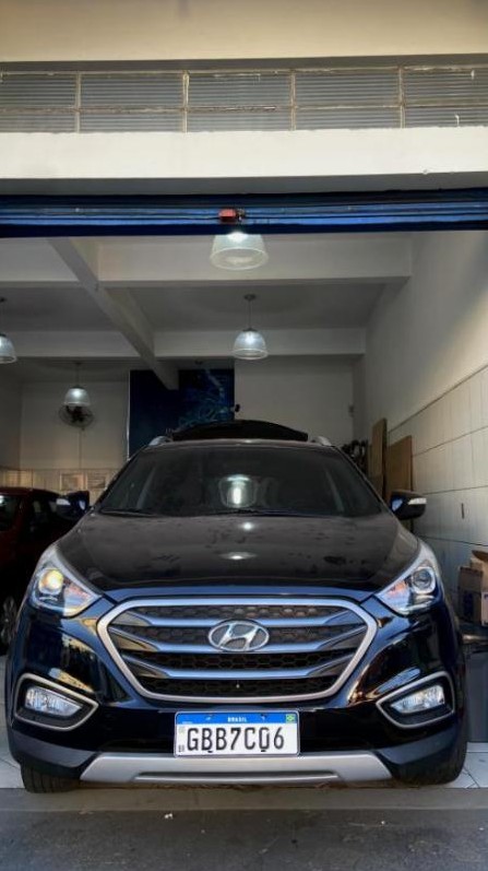 Hyundai ix35 preto na entrada da loja