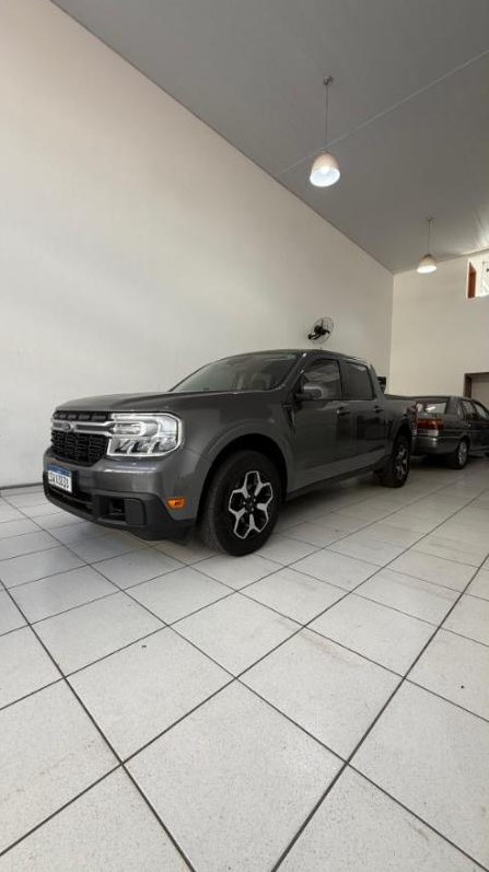 Ford Maverick cinza dentro da loja