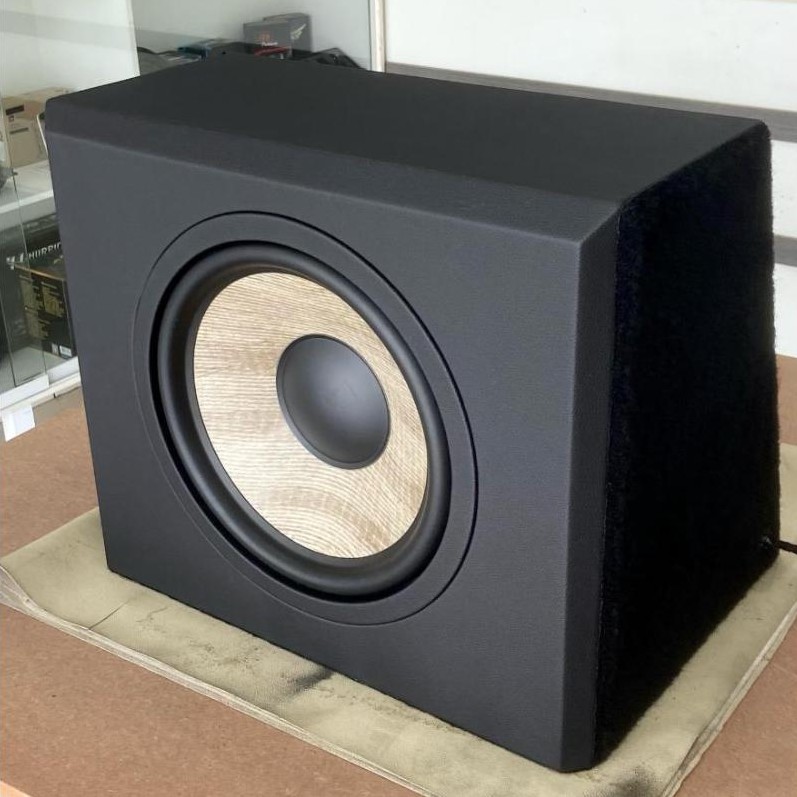 Caixa de subwoofer revestida em carpete preto
