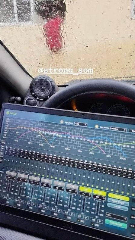 Notebook com software de processador de áudio durante regulagem do som