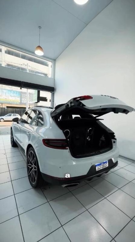 Porsche Macan branca na loja com porta-malas aberto
