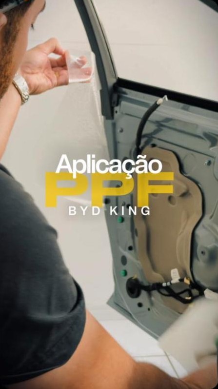 Aplicação de película PPF na porta de um BYD King